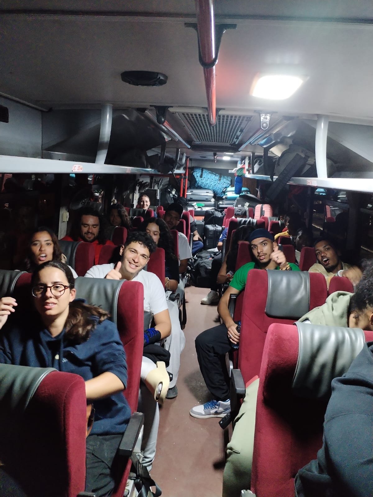 L'équipe dans le bus au départ