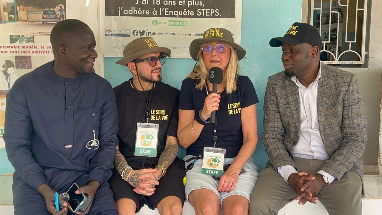 Groupe d'enfants en casquettes bleues, pouces levés